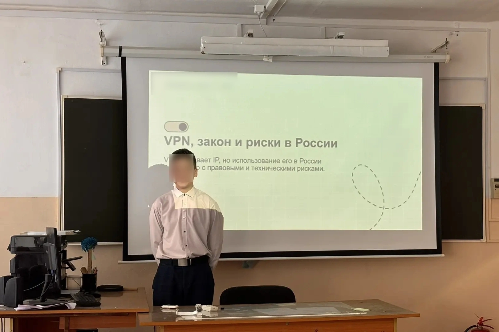 В школах разных регионов России начали системно проводить занятия по «цифровой безопасности», где школьникам объясняют риски использования VPN, утечку персональных данных и возможные юридические последствия онлайн-активности.
