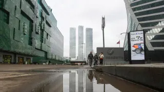 Большинство российских работодателей заморозили расширение штата до конца года из‑за охлаждения спроса, переходя от массового найма к точечной кадровой политике и шире используя неполную занятость.