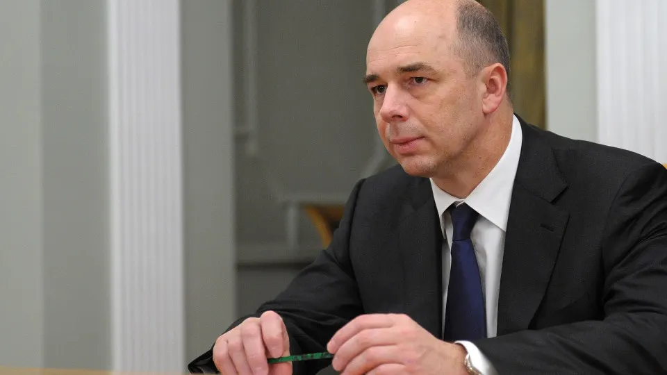 Глава ведомства заявил, что нейросети помогают оптимизировать распределение средств и выявлять нарушения, однако окончательные решения принимают люди. Это происходит на фоне исторического дефицита консолидированного бюджета на 2025 год.