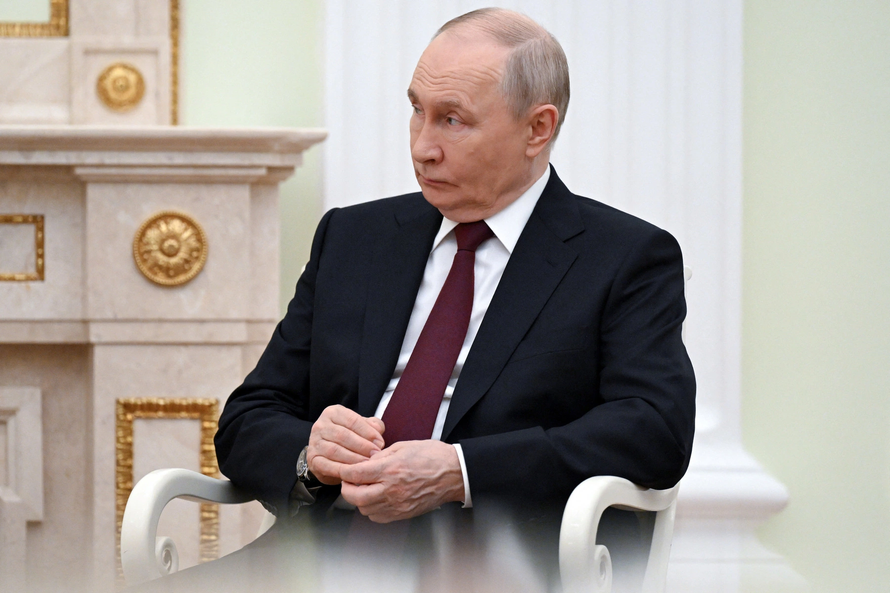 Мониторинговый проект зафиксировал сотни однотипных комментариев провластных аккаунтов во «ВКонтакте», которые объясняют шестинедельное падение рейтинга Владимира Путина «сезонной динамикой» и сравнивают его показатели с западными лидерами.