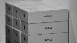 У российских продавцов накопились крупные запасы iPhone и флагманов Samsung: на фоне снижения покупательной способности спрос на дорогие смартфоны просел, что вынудило сети заметно снизить цены и активизировать распродажи.