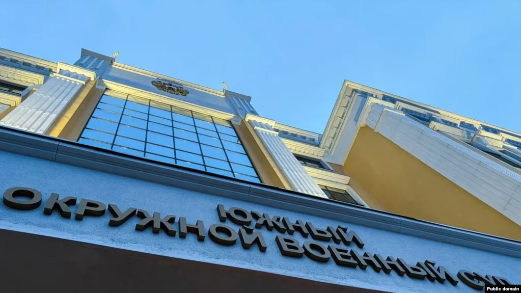 Южный окружной военный суд приговорил трёх молодых людей к срокам от восьми до десяти лет лишения свободы по делу о подготовке поджога военкоматов в Ростове-на-Дону. Все осуждены к отбыванию наказания в колонии строгого режима, первые три года — в тюрьме.