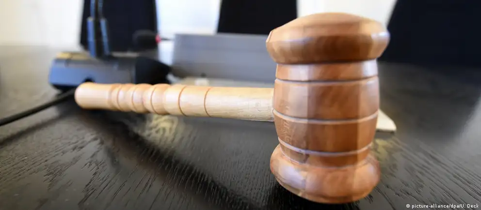 Суд признал 24‑летнего мужчину виновным в демонстрации запрещённой символики; дело строилось на рапорте сотрудника Центра «Э».