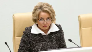 Спикер Совфеда Валентина Матвиенко назвала «обезлюживание территорий» стратегической угрозой и призвала россиян селиться по стране, строить большие дома и семьи, а во дворах массово сажать цветы на фоне рекордного падения рождаемости.