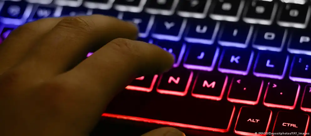 Минцифры готовит меры по взиманию платы за международный трафик, к которому предложено приравнять использование VPN для доступа к заблокированным ресурсам; сборы сначала хотят ввести для мобильных сетей.