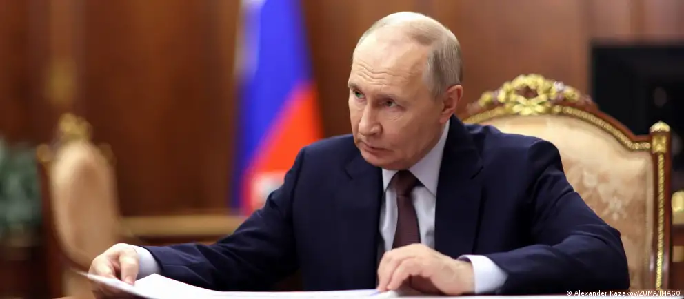 Президент России подписал закон, который исключает из государственного контроля сделки чиновников и их семей, совершённые до поступления на госслужбу, и меняет порядок декларирования доходов.