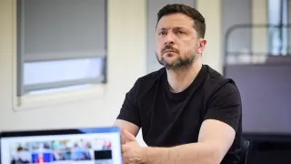 Президент Украины Владимир Зеленский считает, что ужесточение интернет-ограничений и блокировок мессенджеров в России связано с подготовкой к всеобщей мобилизации и возможному новому наступлению на Украину, а также не исключил попытку небольшої операции против одной из стран Балтии для проверки реакции НАТО.