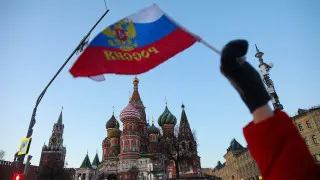 Объем просроченных расчетов между российскими компаниями превысил 8 трлн рублей, что эквивалентно почти 4% ВВП. Основной удар пришёлся на обрабатывающую промышленность и торговлю, а малый бизнес фактически кредитует крупные госкомпании.