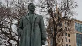 Президент России распорядился вернуть Академии ФСБ имя основателя ВЧК Феликса Дзержинского, объяснив это заслугами в подготовке кадров и «вкладом» Дзержинского в государственную безопасность.