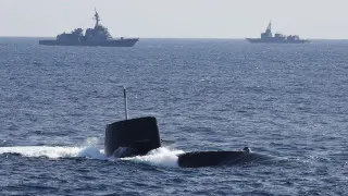 Японское правительство кардинально пересмотрело послевоенную политику самоограничений и разрешило экспорт летальных вооружений, открыв путь к поставкам ракет, боевых кораблей, подлодок и самолетов за рубеж при жестком государственном контроле.