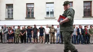 Минобороны подготовило поправки, позволяющие проверять военнослужащих на употребление алкоголя прямо в частях с помощью экспресс-освидетельствования, без обязательной доставки в медучреждение.