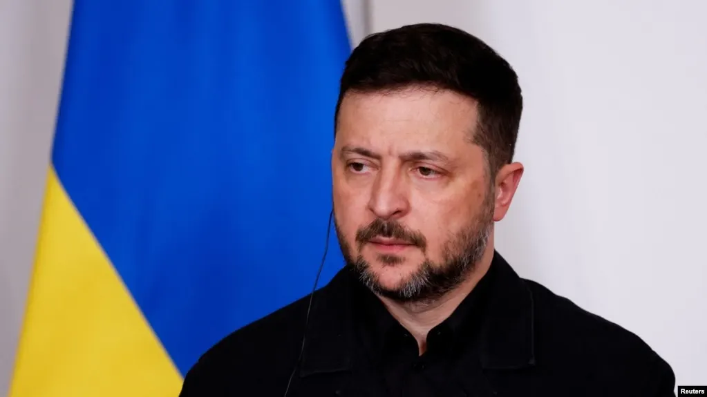 Президент Украины выразил сомнения в мотивах предложения о перемирии на период празднования Дня Победы, назвав его потенциально тактическим манёвром. Он при этом поддерживает меры, которые действительно защищают гражданских и способствуют обмену пленными.