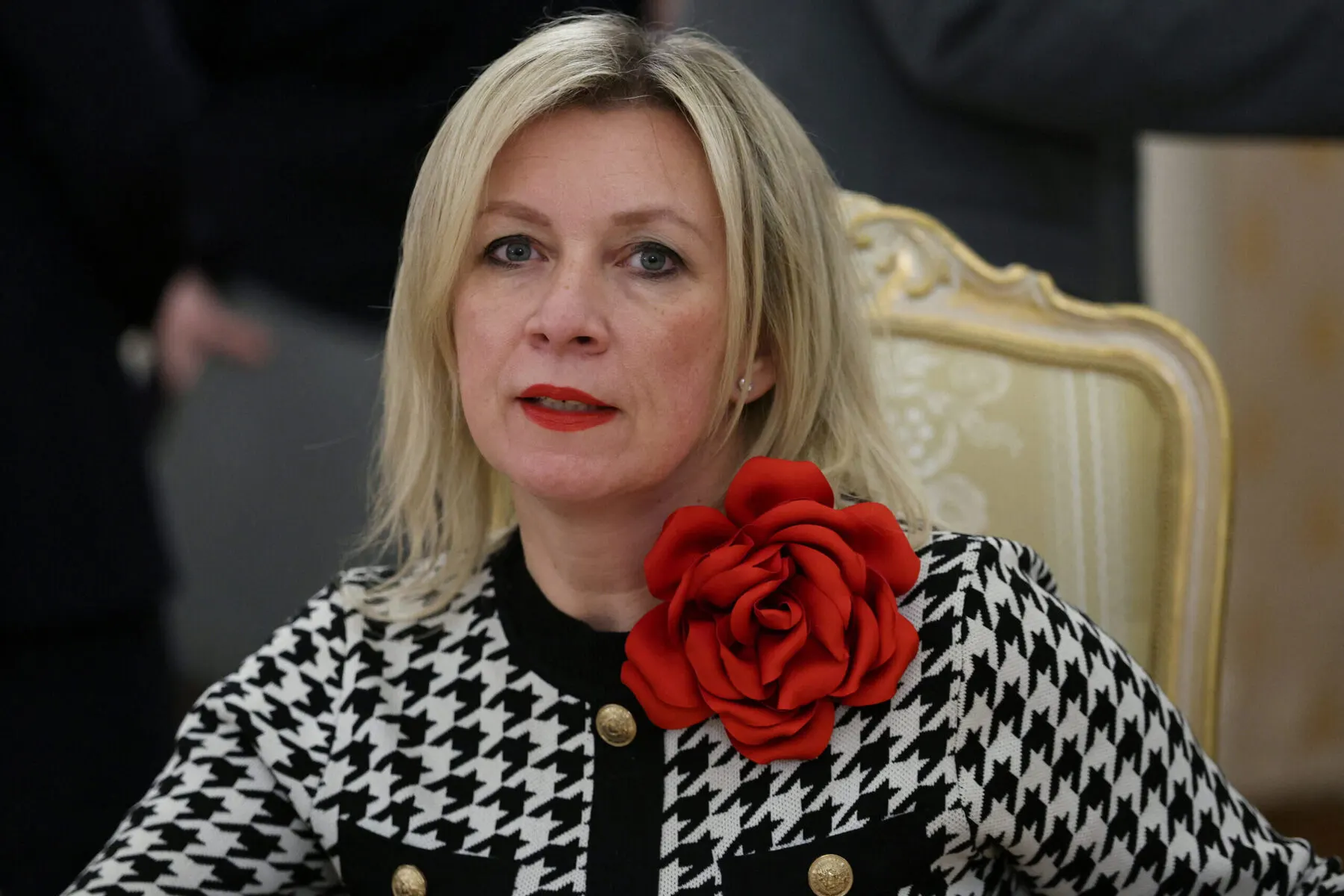 Официальный представитель МИД РФ Мария Захарова на международном форуме о традиционных ценностях сослалась на «первоисточники» — Лихачёва, Лотмана и Бахтина, однако часть приведённых высказываний не обнаруживается в их трудах и имеет признаки текстов, сгенерированных нейросетью.