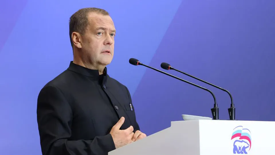 Заместитель председателя Совета безопасности Дмитрий Медведев предупредил о реальной угрозе ядерного апокалипсиса и призвал быть готовыми. Срок действия договора СНВ‑III истёк, переговоры между Россией и США остаются под вопросом.