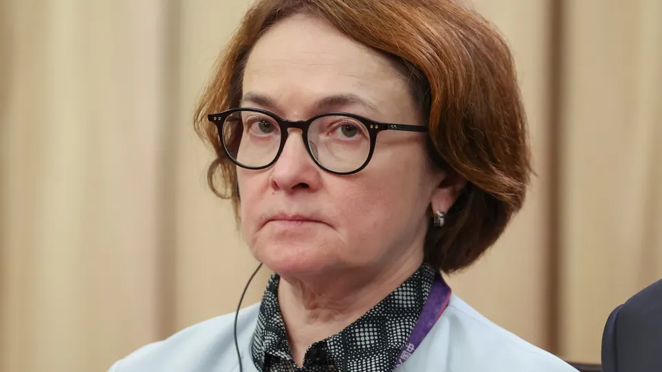 Центробанк сообщил, что экономика России в первом квартале 2026 года замедлилась из‑за налоговых изменений, сокращения рабочих дней и неблагоприятных погодных условий, несмотря на дополнительные нефтяные доходы от подорожания нефти.