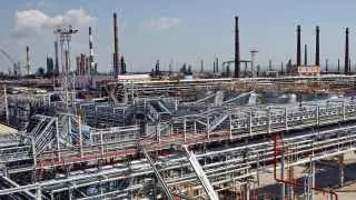 Несколько крупных российских нефтеперерабатывающих заводов приостановили переработку нефти после серии атак беспилотников, что уже отразилось на работе мощностей и поставках нефтепродуктов.
