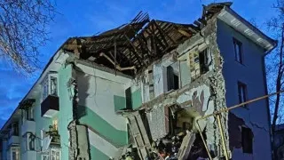 В Сызрани беспилотник попал в многоэтажный жилой дом, частично обрушился подъезд, из-под завалов спасены 11 человек, в том числе двое детей; на фоне массированного налета дронов временно ограничивалась работа ряда аэропортов.