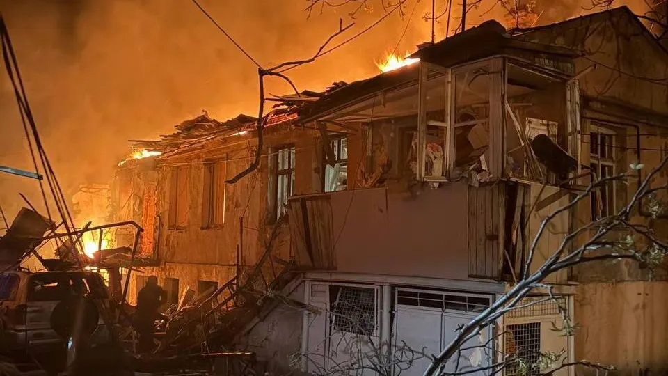 В результате ночной атаки российских беспилотников по Одессе погибли два человека и не менее 15 получили ранения, повреждены жилые дома, продолжаются спасательные работы.