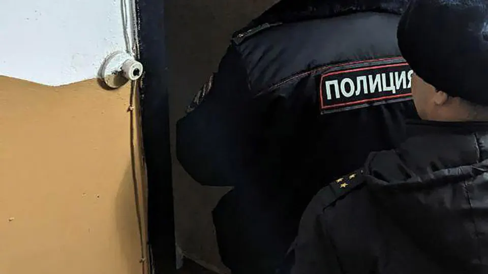 Двое молодых людей оставили на дверях квартир троих сотрудников Роскомнадзора молотки с коричневой жидкостью, похожей на кровь. ФСБ задержала подозреваемых, один из них — несовершеннолетний; возбуждено уголовное дело о хулиганстве.