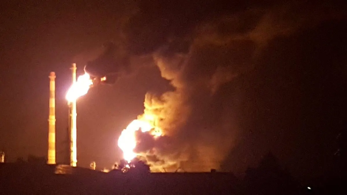 После атаки беспилотников на одном из крупнейших российских нефтеперерабатывающих заводов была выведена из строя основная установка переработки — это привело к значительному сокращению мощностей. В центральной части страны отмечаются перебои в работе нескольких НПЗ, в Самарской области есть погибшие.