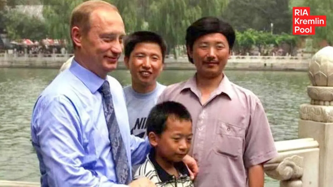 Мужчина, запечатлённый на совместной фотографии с президентом в 2000 году, вырос: он стал инженером, учился в Москве и хотел рассказать об этом. Ностальгия по нулевым снова в тренде.