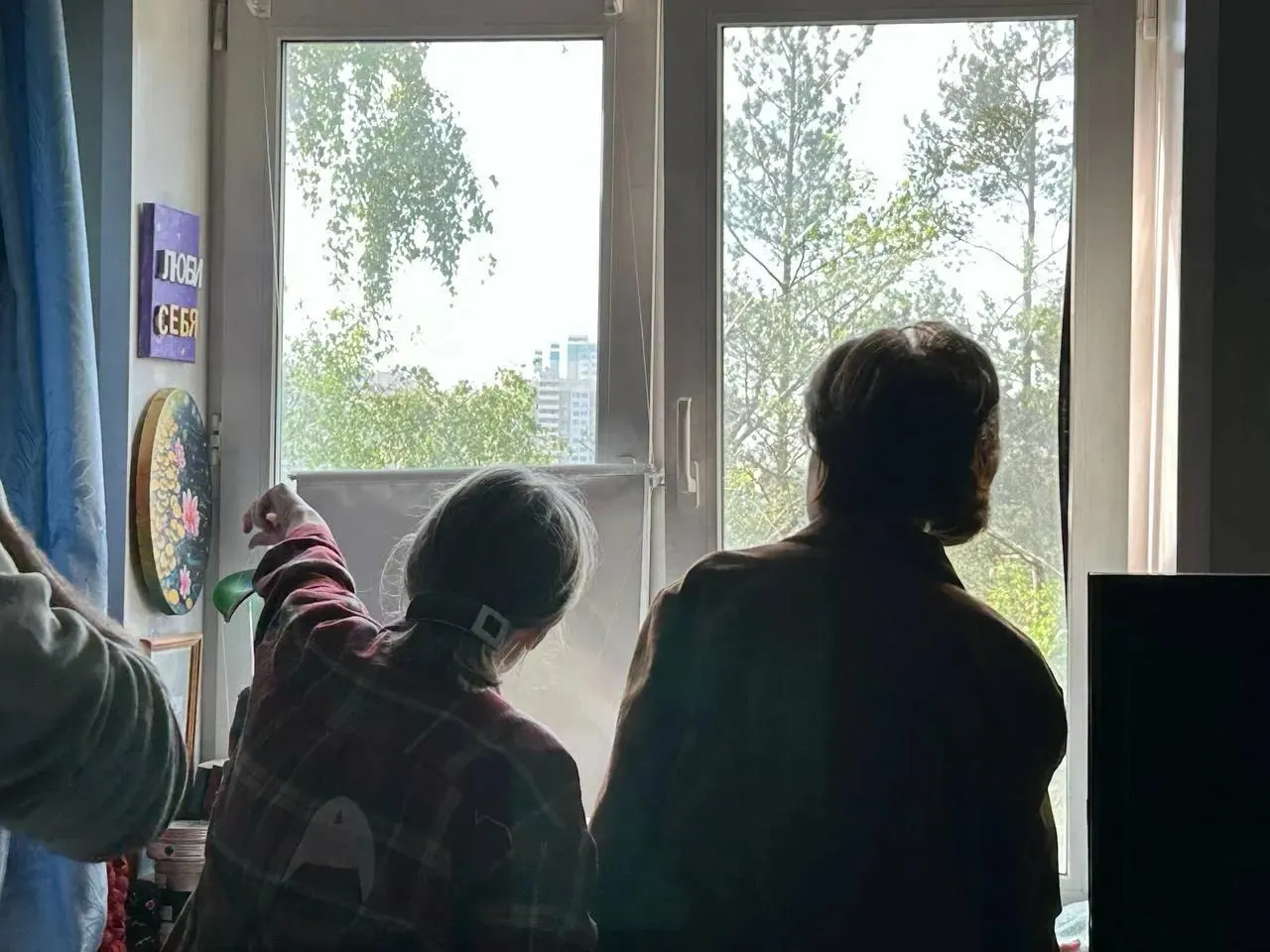 Ночной удар беспилотников по Московской области: в Химках беспилотник врезался в частный дом, есть погибшая и пострадавшие, в одном из многоквартирных домов — пожар и повреждения. По всей стране за ночь сбили 555 дронов.