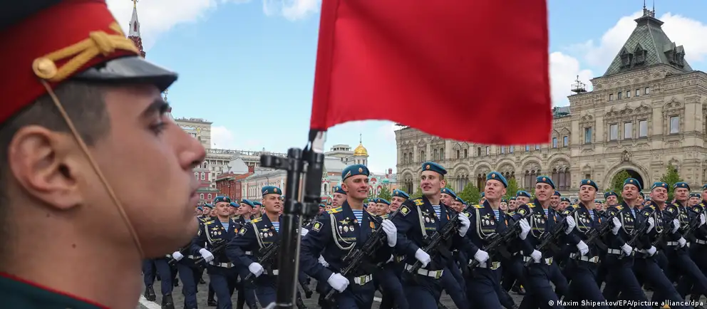 В 2026 году парады 9 мая в ряде городов России пройдут без военной техники или будут отменены. О причинах изменения формата и потенциальных политических последствиях — обзор экспертов и региональных решений.