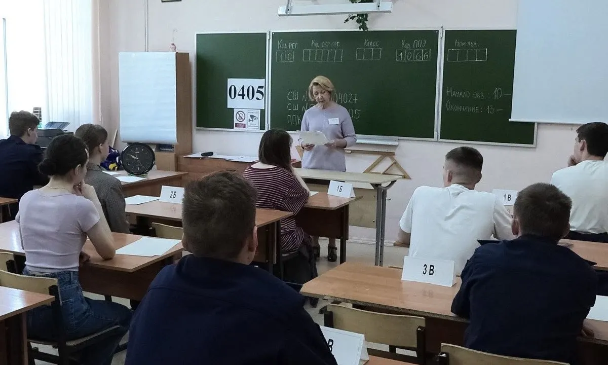 В новых методических рекомендациях ведомства организаторам и охране запрещено проводить досмотр учащихся и прикасаться к их вещам. При срабатывании металлоискателя просят добровольно показать или сдать предмет.