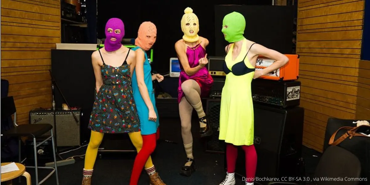 В обновлённом списке Росфинмониторинга музыкальный коллектив Pussy Riot указан как организация, признанная экстремистской; ранее московские суды признали коллектив «экстремистским» и заочно приговорили участниц по делу о «фейках о ВС РФ».