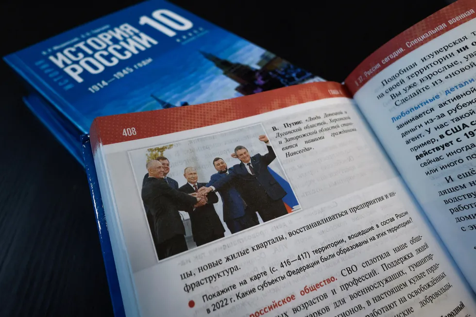 Учебники для 6–9 классов, введённые в 2025 году, содержат системную политизацию материала: современные государственные проекты вплетаются в древнюю историю, удобные факты подчёркнуты, неудобные — опущены. Это превращает школьную историю в инструмент воспитания лояльности.