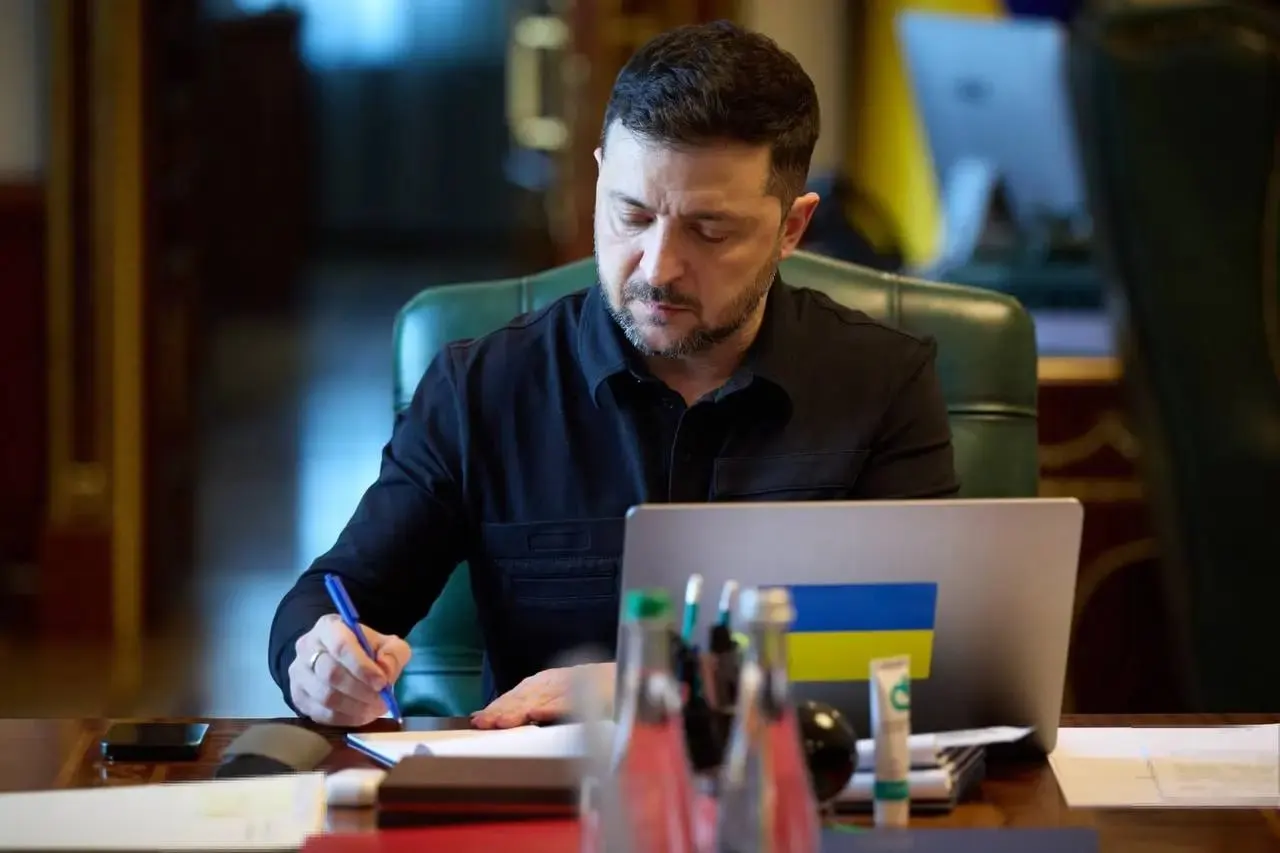 Президент Украины сообщил о начале прекращения огня с 00:00 ночи 6 мая и пообещал зеркальные действия в ответ на заявление Минобороны РФ о перемирии 8–9 мая.
