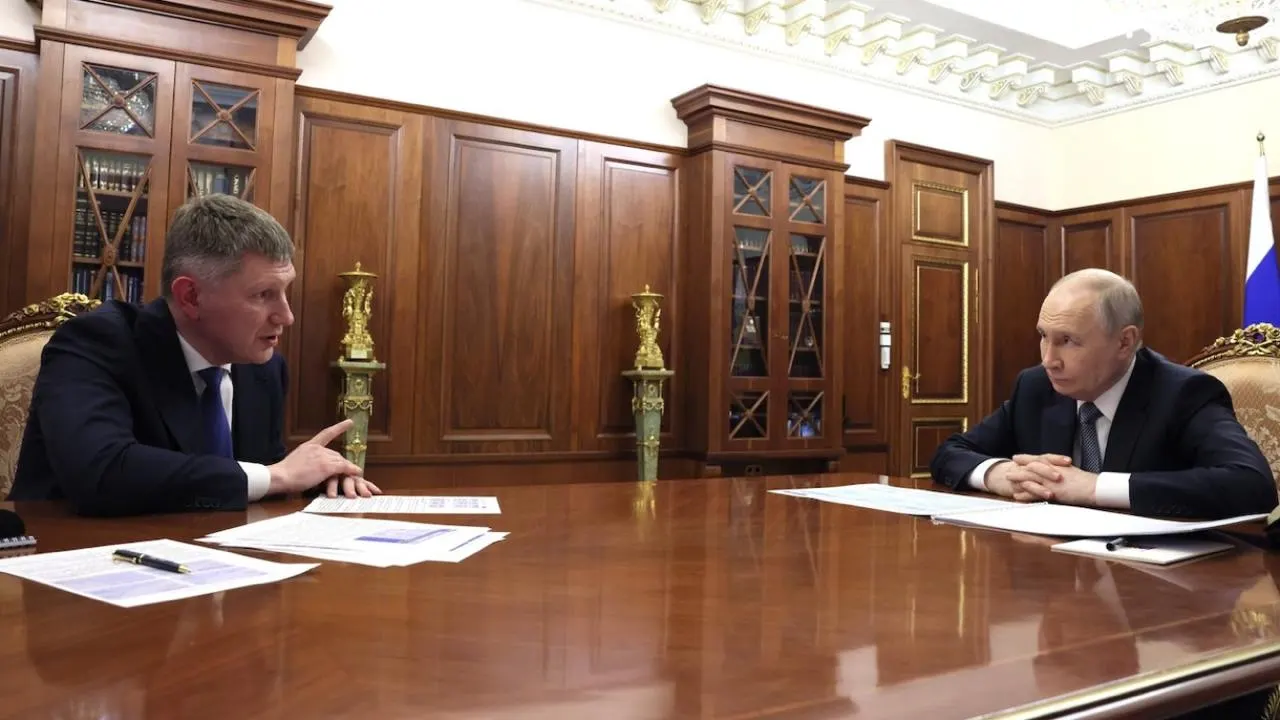 Министр экономического развития сообщил президенту, что темпы роста российской экономики опережают американские, а ВВП на душу населения вырос с 43% от уровня США в 2017 году до почти 56% в 2025 году; по данным МВФ, в 2026 году Россия занимает 66-е место по этому показателю.