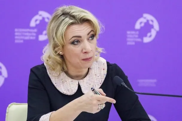 Официальный представитель МИД РФ заявила, что сотрудники Госдепартамента уведомляют российских дипломатов о том, что их дети, рожденные в США, признаются американскими гражданами по праву почвы, хотя семьи об этом не просили.