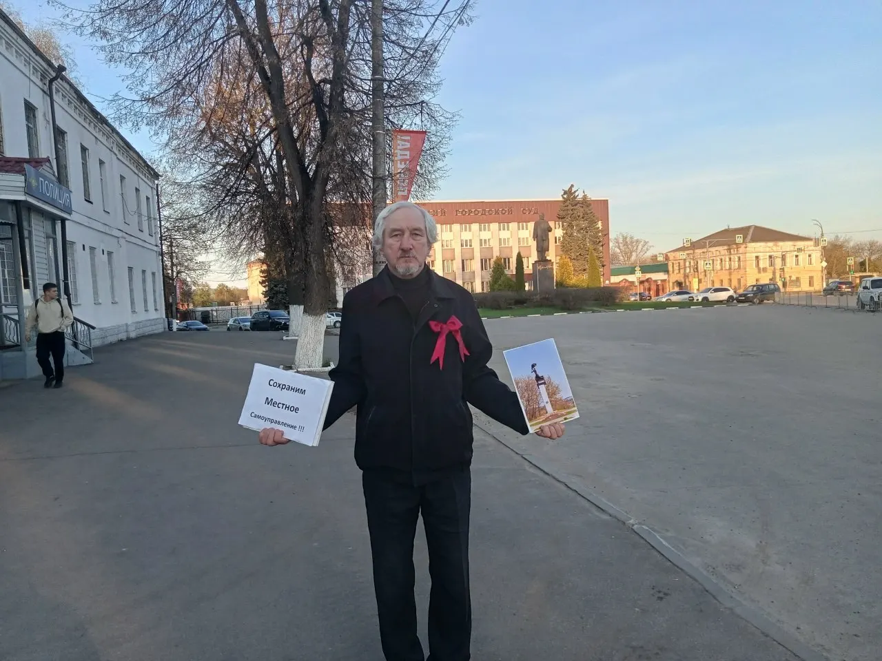 Активиста Юрия Саенко из Александрова признали виновным по ч. 2 ст. 20.2 КоАП за одиночный пикет 1 мая. Ранее ему вручали предостережение, а в 2023 году он уже оштрафован за протест против ввоза мусора.
