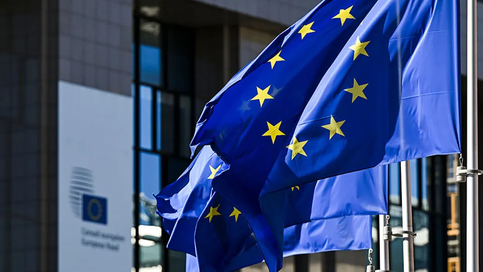 После смены власти в Венгрии лидеры ЕС обсуждают перевод продления санкций с полугодового на годичный цикл и возможное введение дополнительных мер против российского флота и военной промышленности.