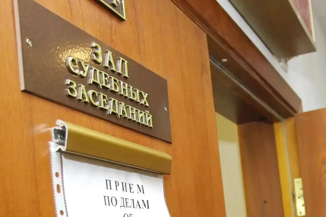 Суды в прошлом году вынесли сотни приговоров по «шпионским» статьям: большинство осуждённых получили по 10–15 лет, есть пожизненные сроки. Правозащитники считают официальную статистику заниженной.