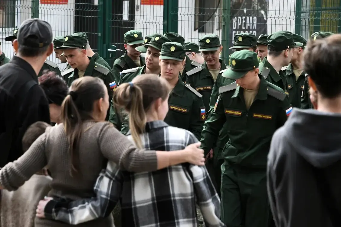 Группа из более чем 450 женщин подаёт серию исков против новой нормы, которая делает получение выплат зависимым от наличия общего ребёнка и трёхлетнего совместного проживания.