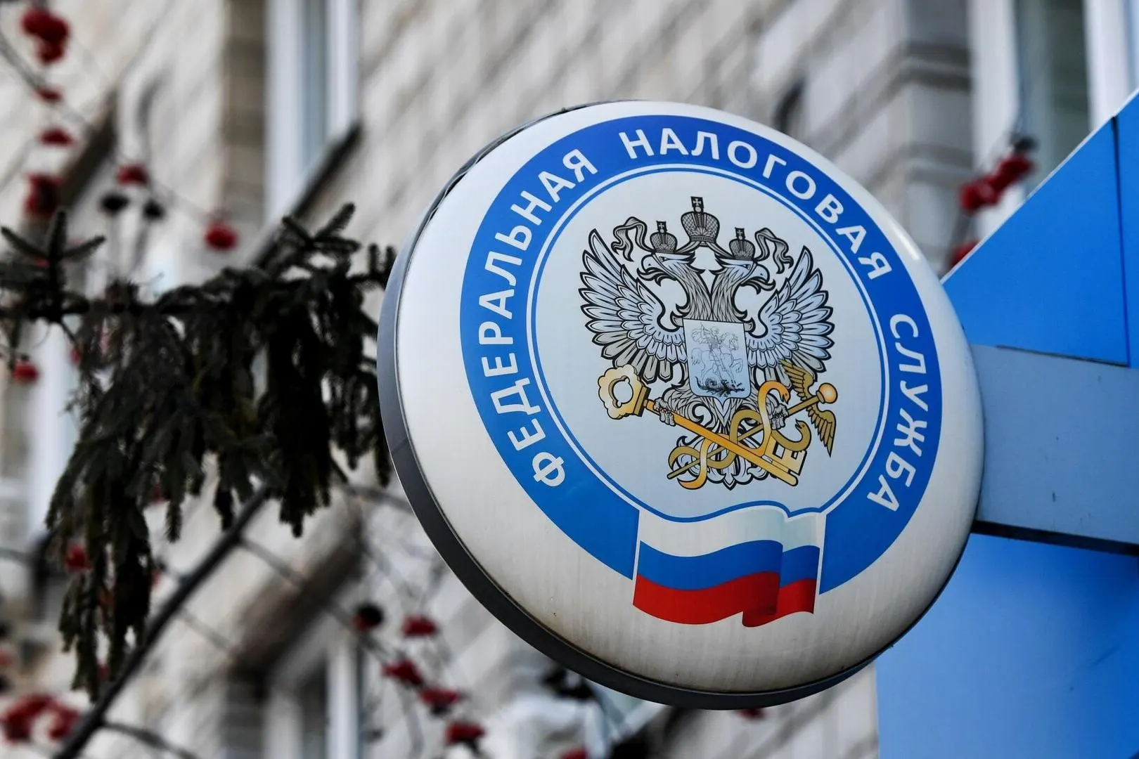Количество российских компаний с выручкой от 2 млрд рублей, накопивших задолженность по налогам, за год увеличилось почти в полтора раза и превысило 156 тысяч, сильнее всего рост затронул реально работающий крупный бизнес.
