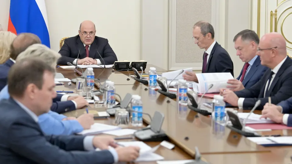 Правительство обязует крупнейшие нефтяные компании согласовывать объёмы производства, отгрузки и цены на внутреннем рынке, чтобы обеспечить поставки топлива после многочисленных атак беспилотников на НПЗ.