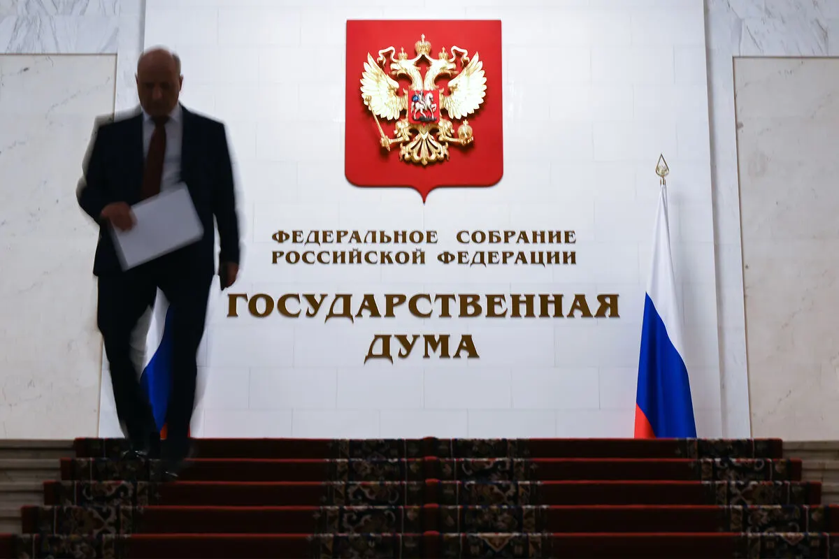 Депутаты готовятся ко второму чтению законопроекта, который позволит арестовывать имущество российских граждан за рубежом за ряд конкретных «антироссийских» нарушений. В текст внесли поправки с закрытым перечнем таких правонарушений.