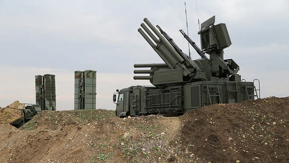 Новая российская система радиоэлектронной борьбы подавляет сигнал спутниковой связи Starlink на площади до 20 км². По данным экспертов, комплекс производится в Симферополе, стоит около 1,5 млн долларов и уже фиксировался на линии фронта; в России также ужесточили правила ввоза оборудования для иностранных спутниковых систем.