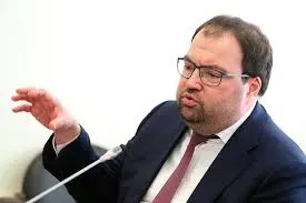 Максут Шадаев на IT‑завтраке в рамках ПМЭФ‑2026 сообщил, что внедрение механизмов возрастной идентификации на онлайн‑платформах — одна из ближайших задач; ведомство изучает опыт, в том числе платформы Roblox.