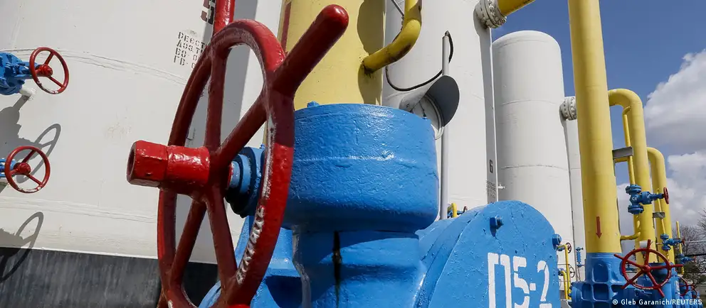Украина отказалась продлевать контракт на транзит газа, из‑за чего поставки через её территорию остановлены; сильнее всего пострадала Молдова, другие европейские покупатели переориентируют поставки.
