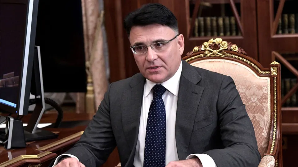 Гендиректор крупного медиахолдинга предложил ограничить показ зарубежных картин, чтобы «отбирать лучшие» релизы и освобождать экранное время для российских фильмов; идея подкрепляется инициативами режиссёров и поручением властей ускорить решение.