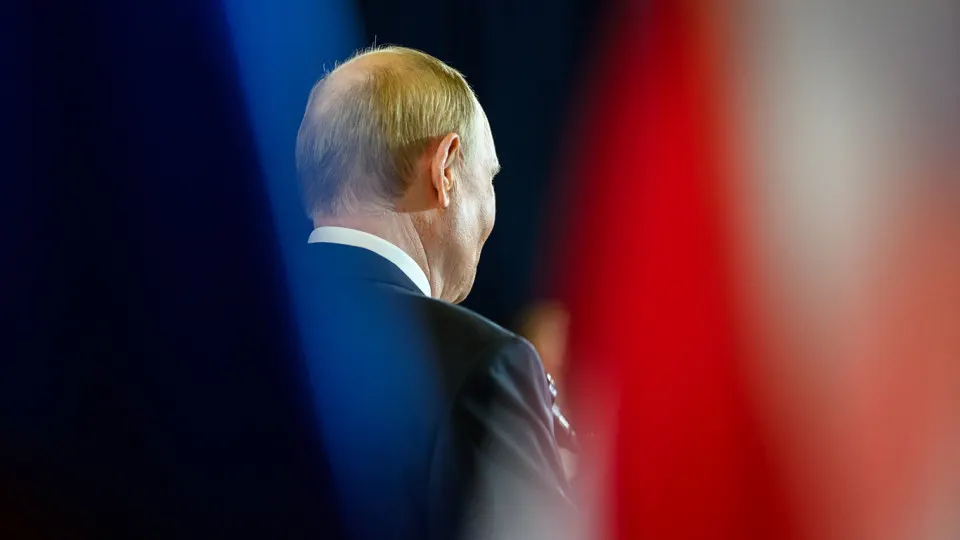 Государственный центр социологических исследований перестал публиковать «открытый» рейтинг доверия к президенту. По последним данным, этот показатель упал до 29,5% в начале апреля; при этом традиционный «закрытый» опрос показывает значительно более высокий уровень доверия.