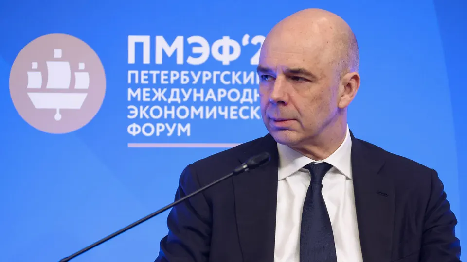 Аудиторы предупреждают, что за год федеральный бюджет может получить порядка 38,2 трлн руб. — это примерно на 2,1 трлн меньше, чем заложено законом; причины — падение нефтегазовых поступлений и укрепление рубля.