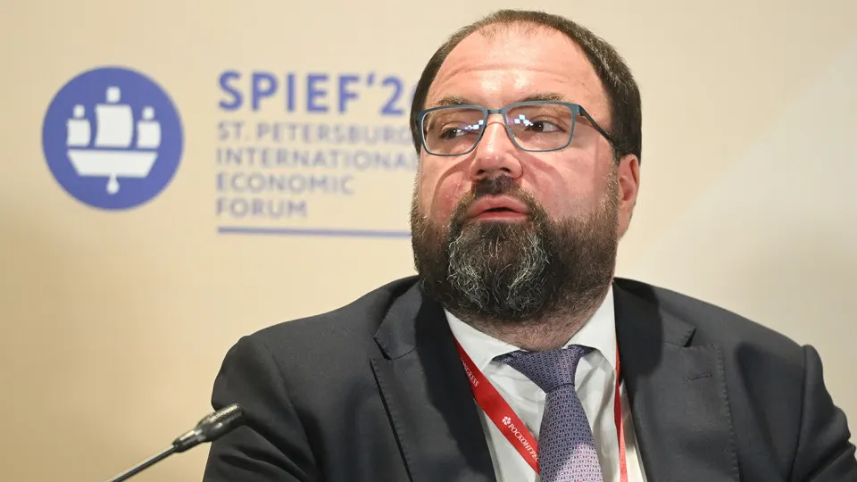 Минцифры обсуждает внедрение механизмов возрастной идентификации в онлайн‑платформы; рассматриваются варианты с ИИ и подтверждением через «Госуслуги». Эксперты предупреждают о рисках утечек данных и дополнительных расходах для сервисов.