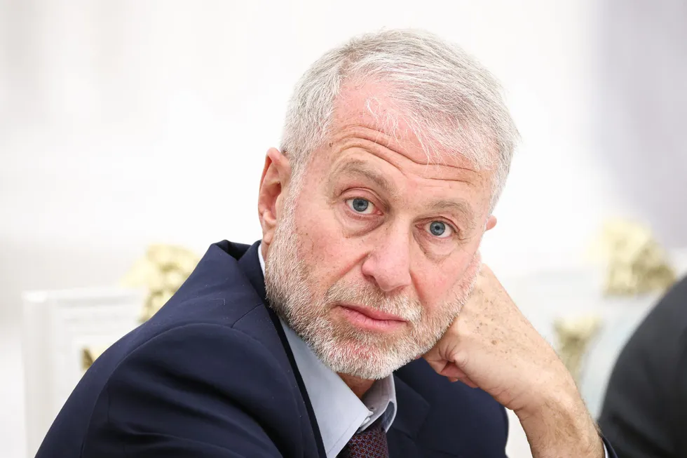 По информации источников, в мае российский бизнесмен посетил Киев, встретился с Владимиром Зеленским и передал предложение о личной встрече с Владимиром Путиным. Российские власти комментировали ситуацию, но детали остаются неясными.