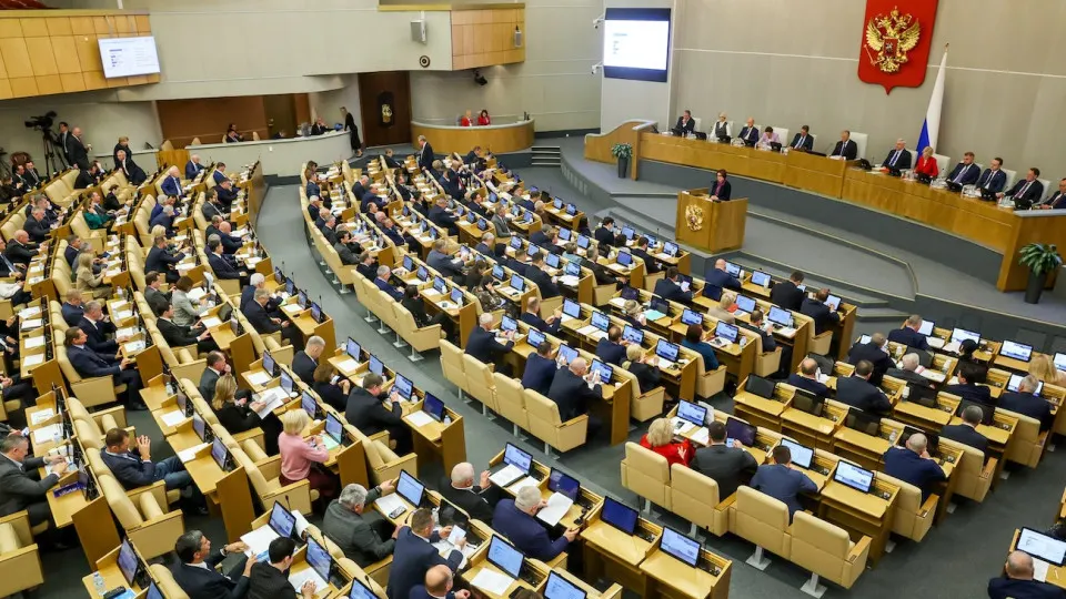 Парламент в экстренном порядке принял поправки, которые разрешают правительству увеличивать расходы и государственные заимствования сверх установленных законом пределов. Власти объясняют это необходимостью оперативно реагировать на быстрые изменения в экономике.