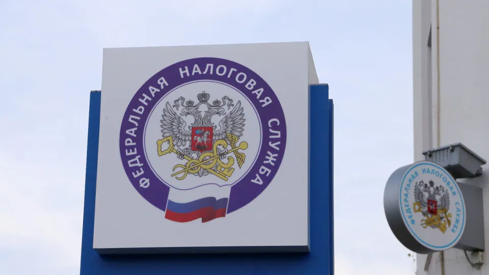 Федеральная налоговая служба поручила регионам проработать меры по расширению налоговой базы и повышению ставок, чтобы сократить исторический дефицит в 1,538 трлн рублей. Аналитики предупреждают о риске роста долговой нагрузки.